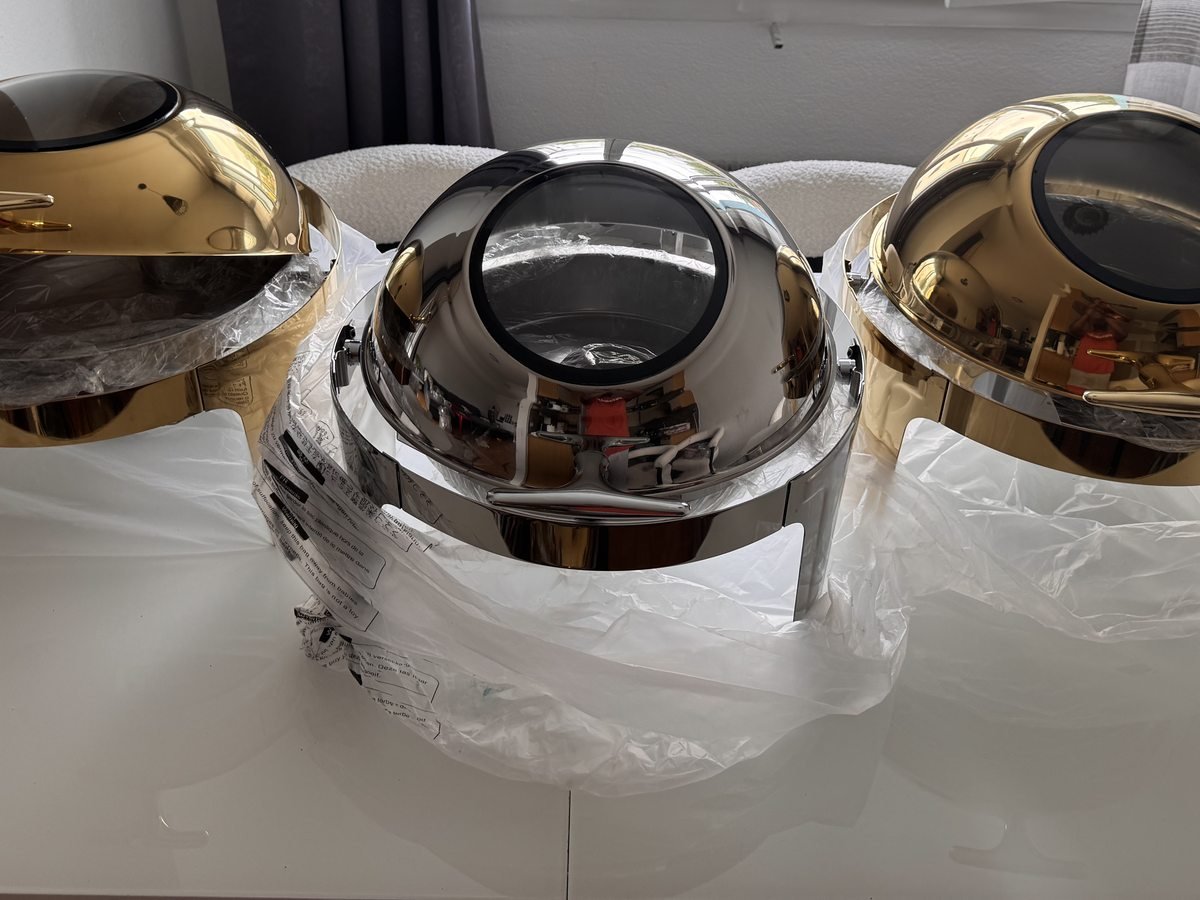 Chafing Dishes bereit für den Aufbau